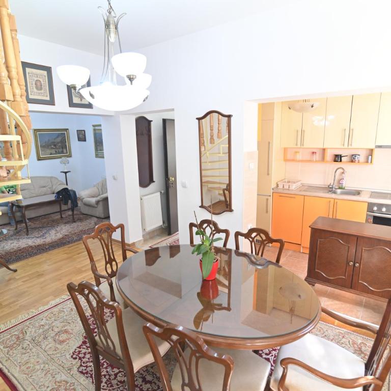 Botanical Hideout - Near City Center & Free Parking - Two-Bedroom Apartment - 42