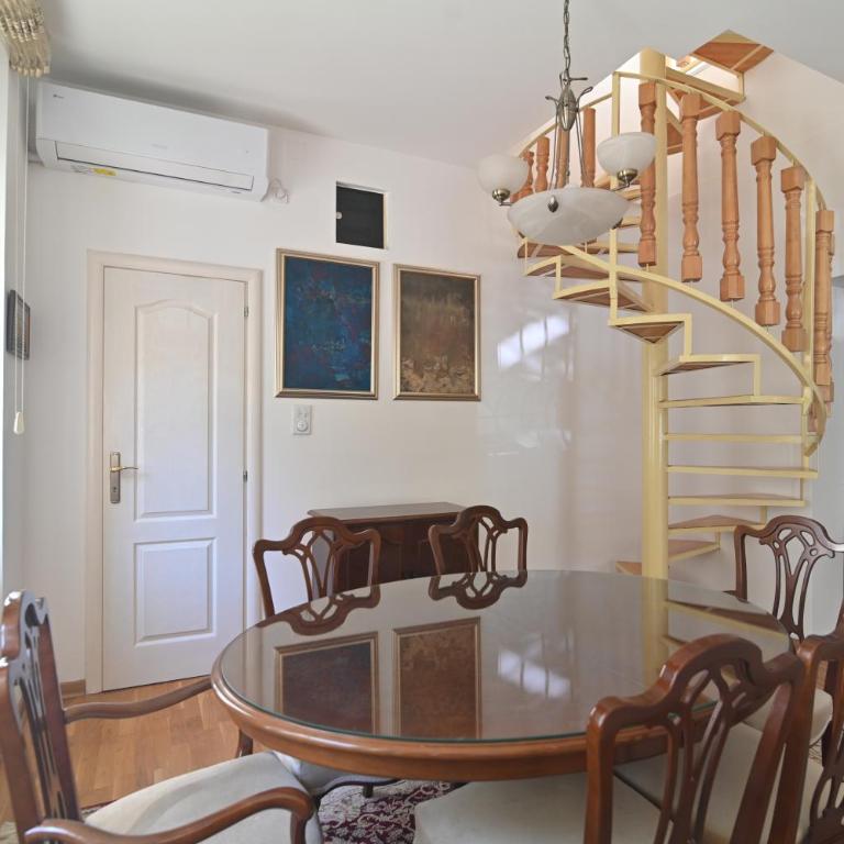 Botanical Hideout - Near City Center & Free Parking - Two-Bedroom Apartment - 49