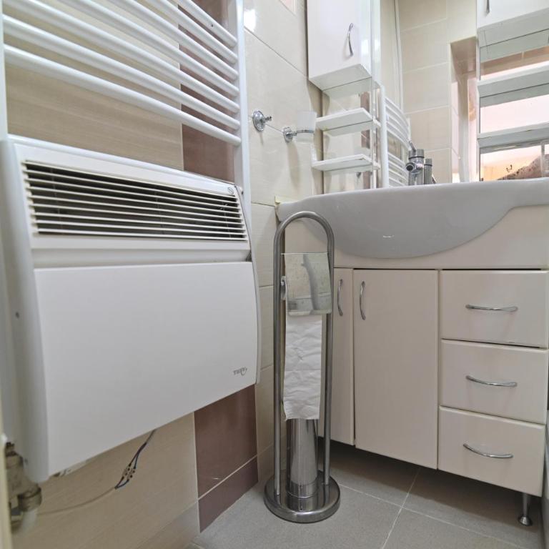 Botanical Hideout - Near City Center & Free Parking - Two-Bedroom Apartment - 50