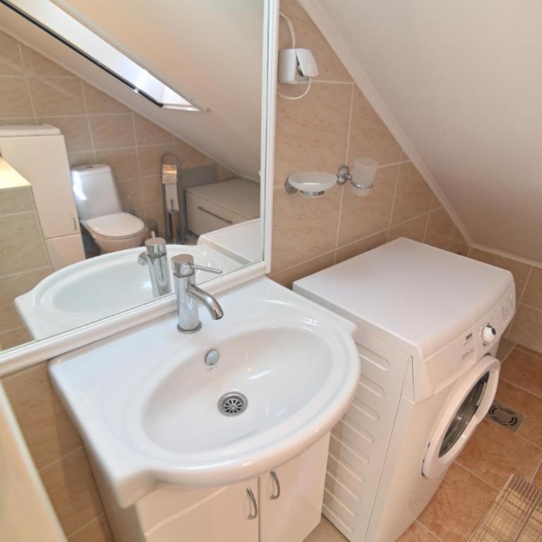Botanical Hideout - Near City Center & Free Parking - Two-Bedroom Apartment - 52