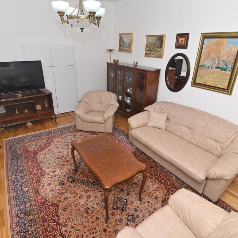 Botanical Hideout - Near City Center & Free Parking - Two-Bedroom Apartment - 60