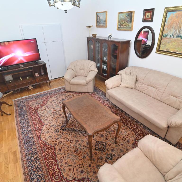 Botanical Hideout - Near City Center & Free Parking - Two-Bedroom Apartment - 68