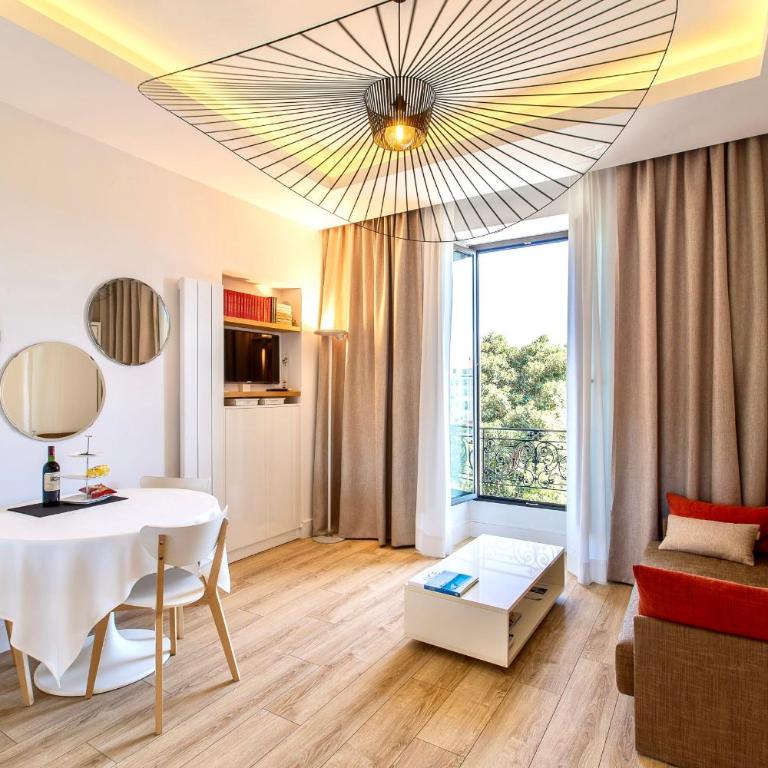 GRAND HÔTEL Golden Square 3 min to Beach Green Corridor View AC - Studio - 2
