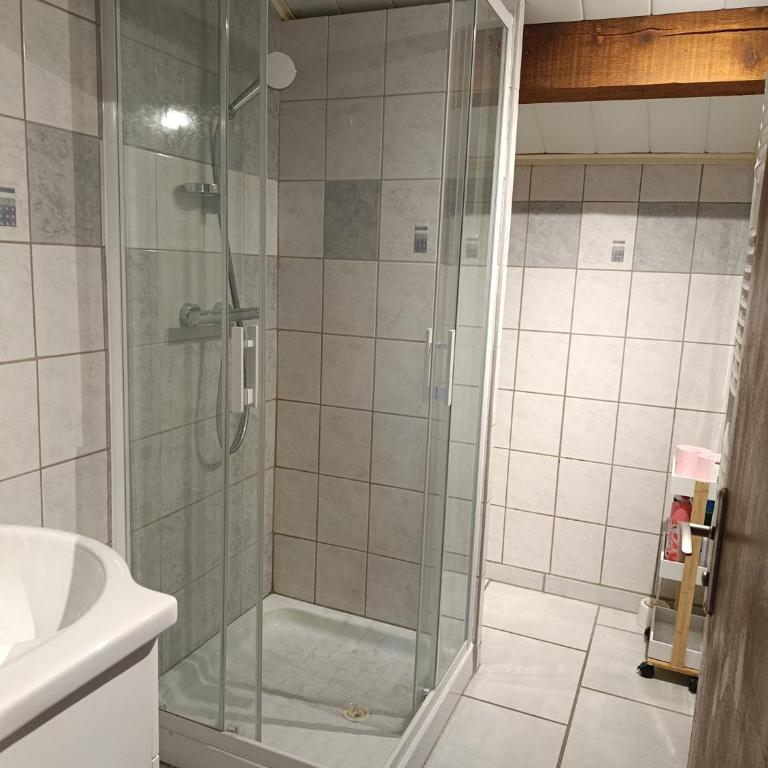 Charming Two-Room Apartment - Large Living Room & Kitchen - Appartement 1 Chambre - 12