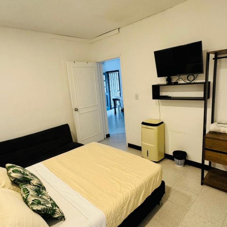 Baku Laureles Hostel - Habitación Doble con baño privado - 3
