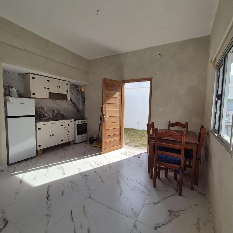 Casa en el centro de Piriapolis a 1 cuadra de la playa - Two-Bedroom House - 1