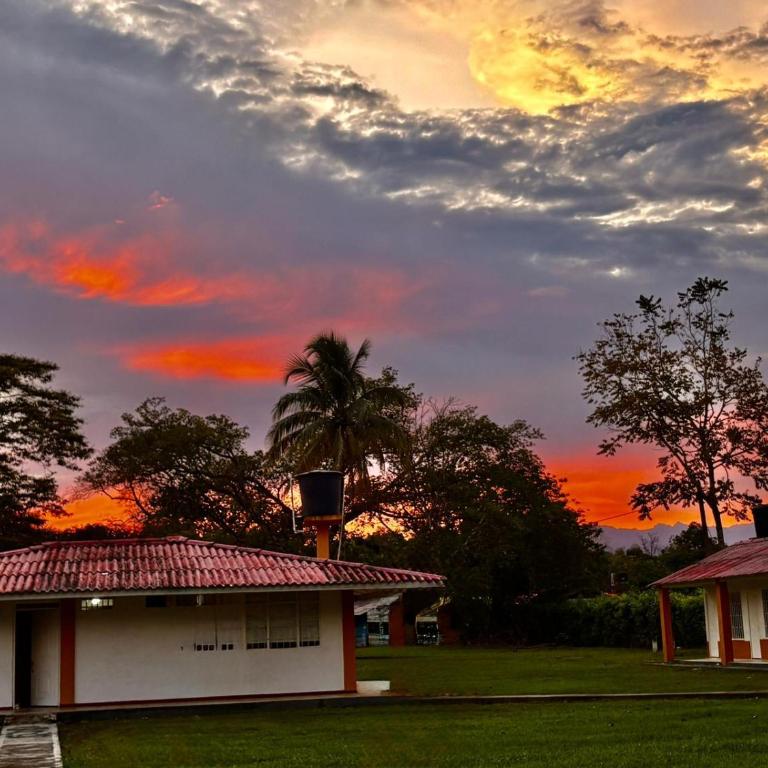 Hotel Campestre Cinco Estrellas - Three-Bedroom Bungalow - 3