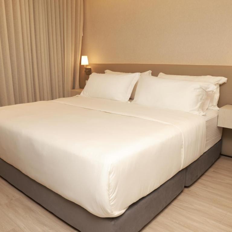 VPV Suites & Casino - Deluxe Double Room with Balcony - 4