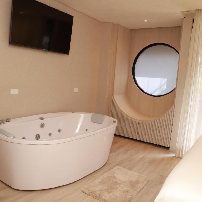 VPV Suites & Casino - Deluxe Suite with Spa Bath - 2