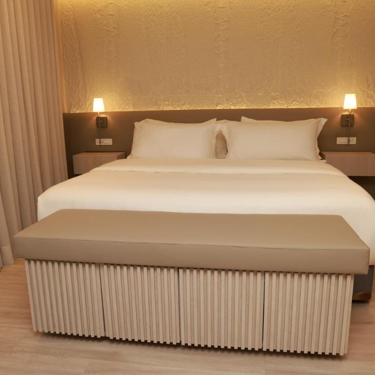 VPV Suites & Casino - King Suite with Balcony - 3