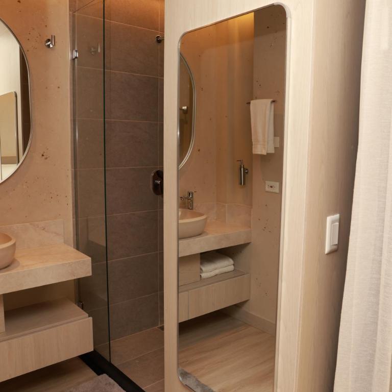 VPV Suites & Casino - Deluxe Double Room with Balcony - 5