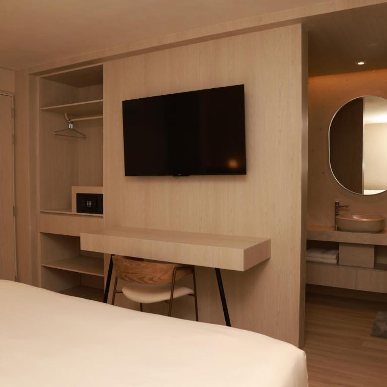 VPV Suites & Casino - Deluxe Double Room with Balcony - 9