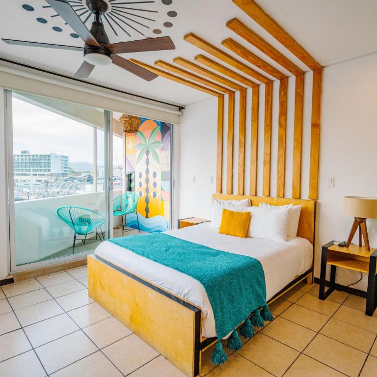 Mayan Monkey Los Cabos - Social Hotel - Habitación con cama grande y balcón - 1