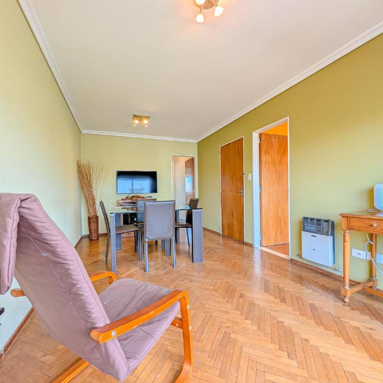 Amplio departamento con excelente ubicación y cochera opcional - centro rosario - Apartamento de 1 dormitorio - 10