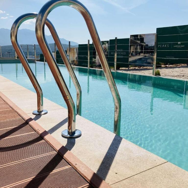 Centrale Contemporary Apartment With Direct Pool Access - One-Bedroom Apartment with Terrace - 5