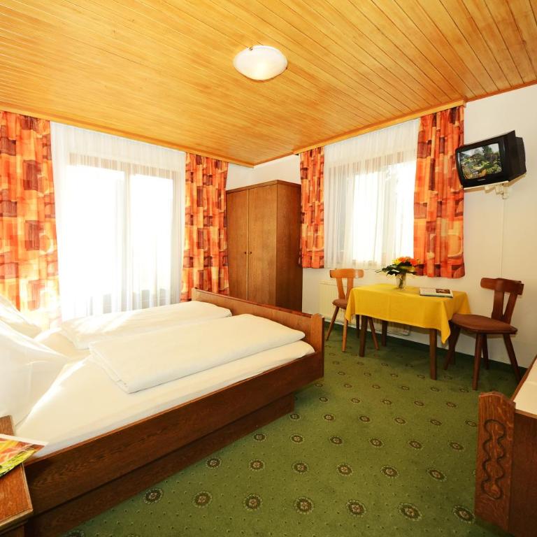 Pension Mozart - Dreibettzimmer mit Balkon - 8