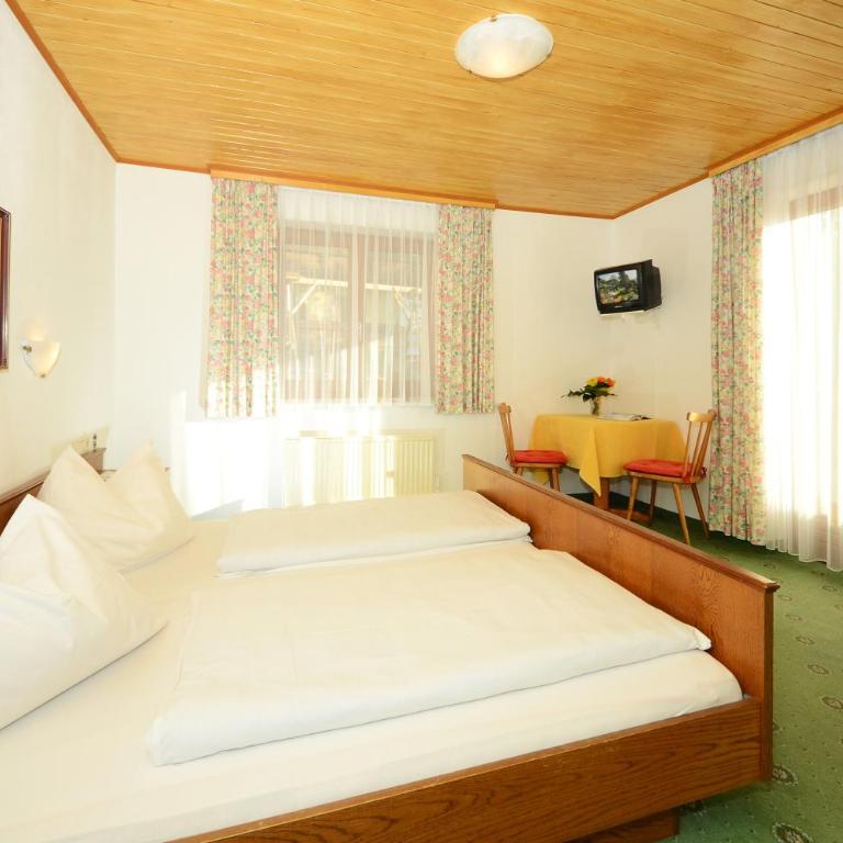 Pension Mozart - Doppelzimmer mit Balkon - 6