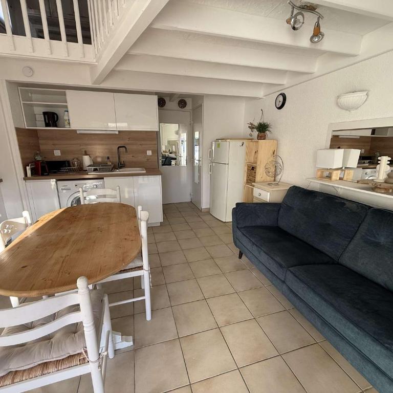 Jolie Maison d'angle rénovée , 5 personnes, séjour climatisé, résidence avec piscine commune , à 400 m de la plage de PORTIRAGNES LRJP132 - Maison de Vacances 3 Chambres - 2