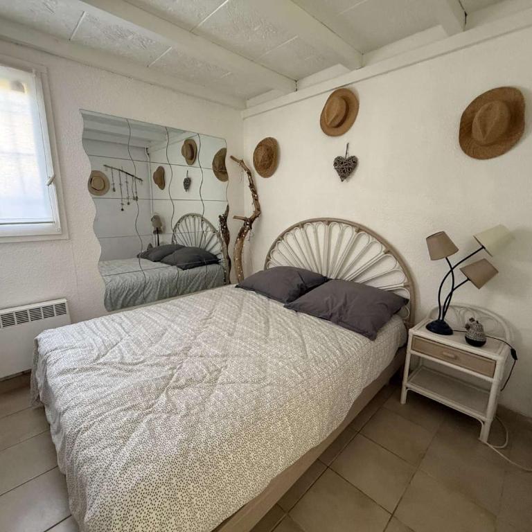 Jolie Maison d'angle rénovée , 5 personnes, séjour climatisé, résidence avec piscine commune , à 400 m de la plage de PORTIRAGNES LRJP132 - Maison de Vacances 3 Chambres - 7