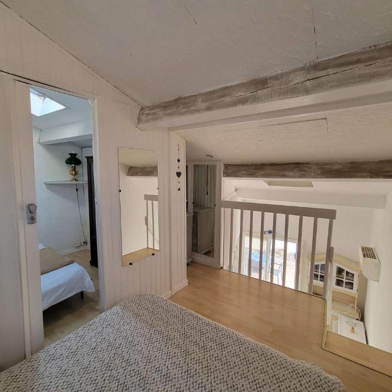 Jolie Maison d'angle rénovée , 5 personnes, séjour climatisé, résidence avec piscine commune , à 400 m de la plage de PORTIRAGNES LRJP132 - Maison de Vacances 3 Chambres - 9