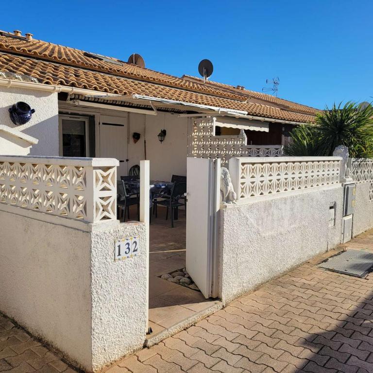 Jolie Maison d'angle rénovée , 5 personnes, séjour climatisé, résidence avec piscine commune , à 400 m de la plage de PORTIRAGNES LRJP132 - Maison de Vacances 3 Chambres - 13