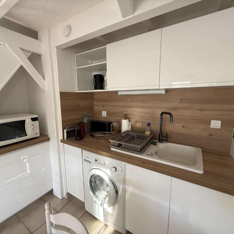 Jolie Maison d'angle rénovée , 5 personnes, séjour climatisé, résidence avec piscine commune , à 400 m de la plage de PORTIRAGNES LRJP132 - Maison de Vacances 3 Chambres - 4