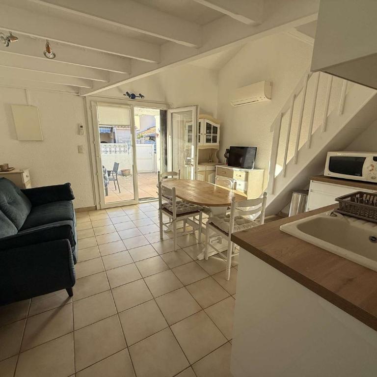 Jolie Maison d'angle rénovée , 5 personnes, séjour climatisé, résidence avec piscine commune , à 400 m de la plage de PORTIRAGNES LRJP132 - Maison de Vacances 3 Chambres - 3