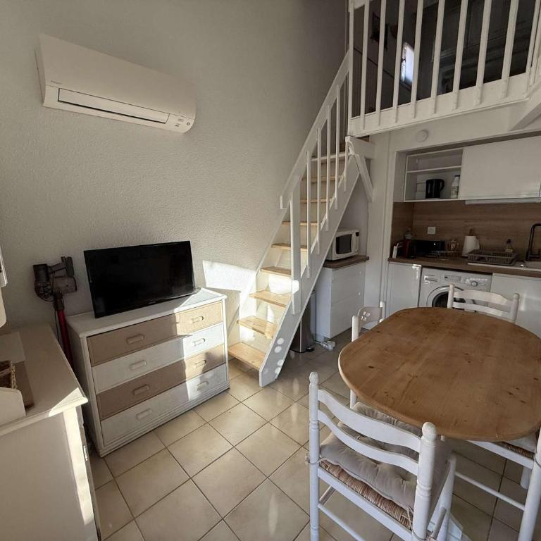 Jolie Maison d'angle rénovée , 5 personnes, séjour climatisé, résidence avec piscine commune , à 400 m de la plage de PORTIRAGNES LRJP132 - Maison de Vacances 3 Chambres - 6