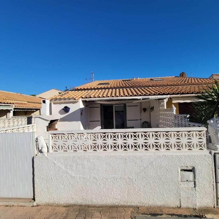 Jolie Maison d'angle rénovée , 5 personnes, séjour climatisé, résidence avec piscine commune , à 400 m de la plage de PORTIRAGNES LRJP132 - Maison de Vacances 3 Chambres - 14