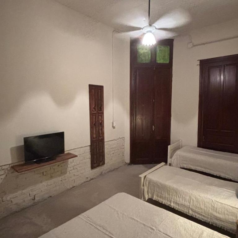 A la Gurda Hostel - Barrio Sur - Comfort Quadruple Room - 2