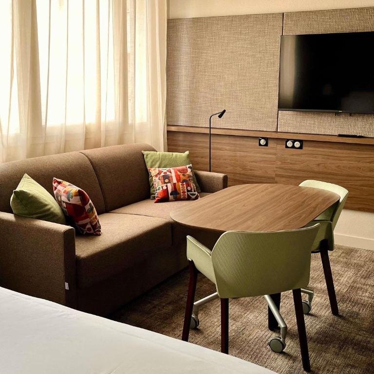 Novotel Suites Clermont Ferrand Polydome - Suite Double Supérieure avec Canapé-Lit - 3