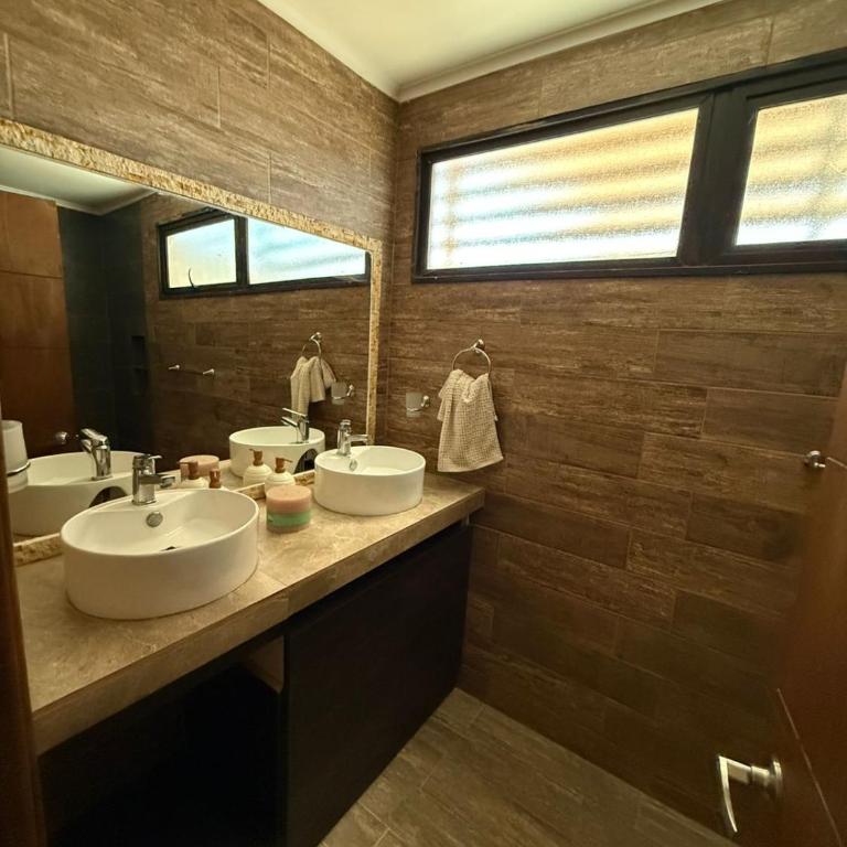 El oasis guanaqueros - Three-Bedroom House - 10