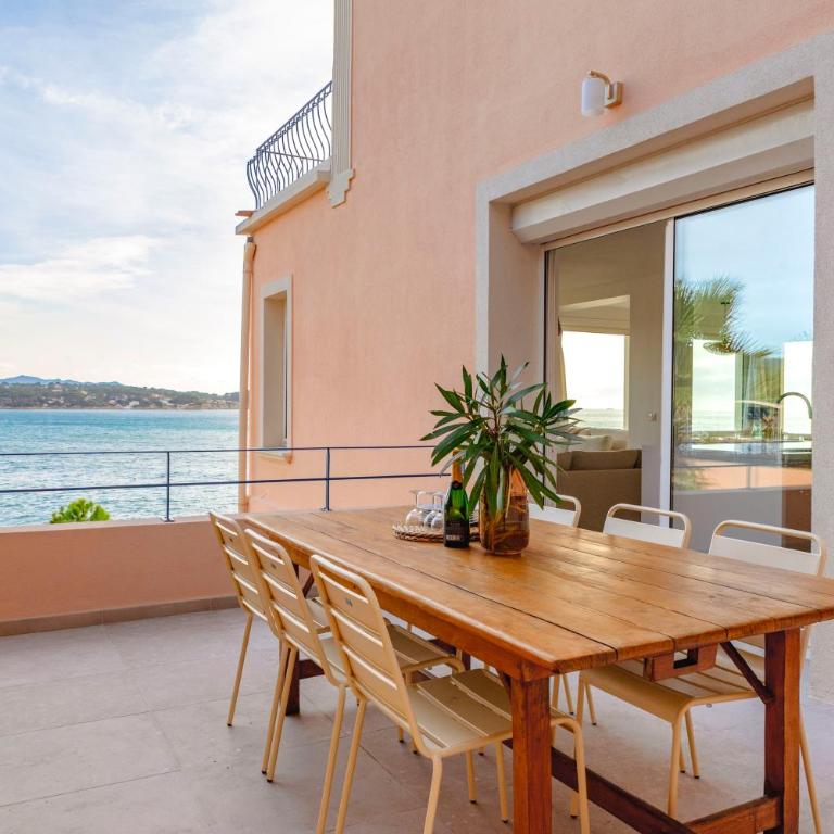 VILLA BLEU HORIZON Bandol - Vue Mer - Plage -Parking- 4 chambres en suite - Terrasse - proche Casino - Villa - 8