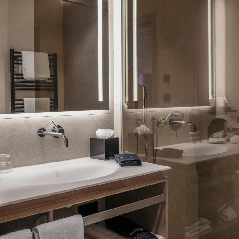 Alpvita Piz Tasna - Dreibettzimmer mit Badewanne - 1
