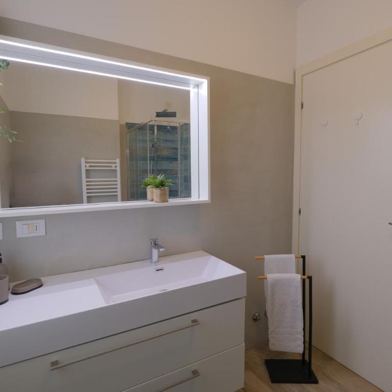 Moderno trilocale con doppi servizi Piazza Marconi - Appartamento con 2 Camere da Letto - 22