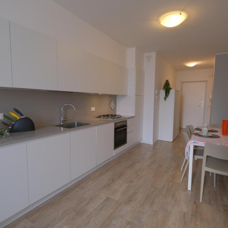 Moderno trilocale con doppi servizi Piazza Marconi - Appartamento con 2 Camere da Letto - 11