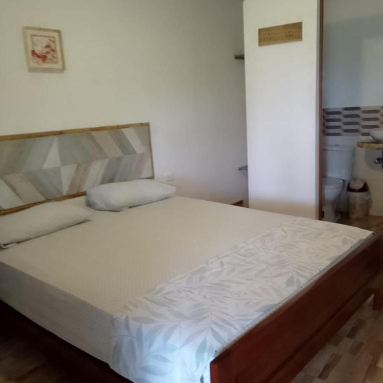 Cabaña Riviera Pacific - Habitación con cama grande y vistas al jardín - 4