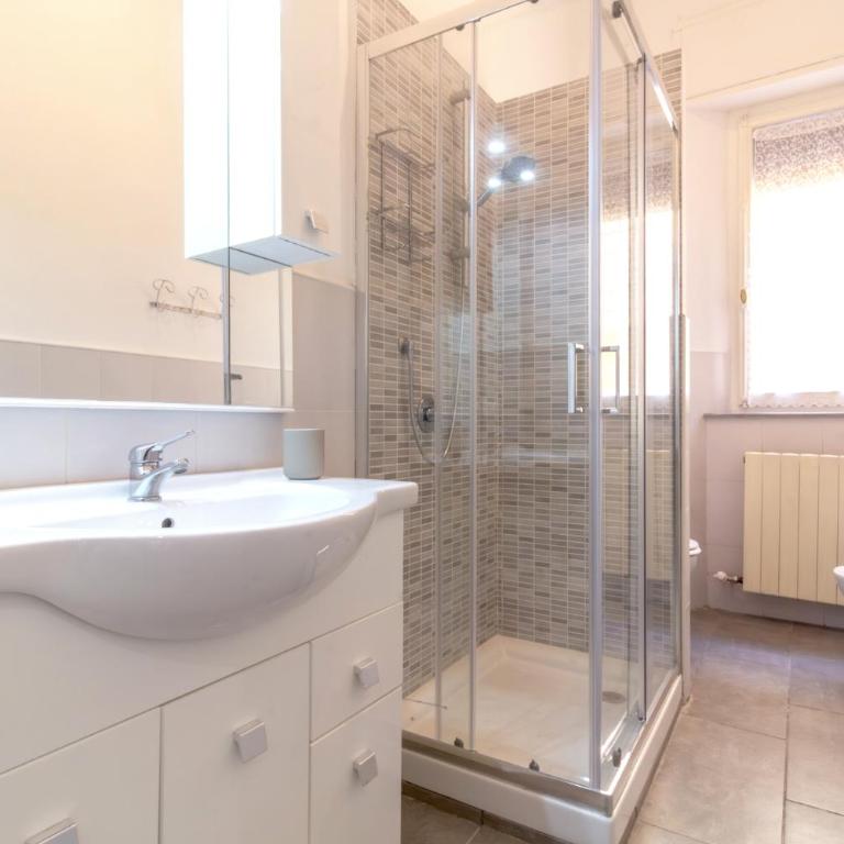Domus Mazzini Pisa Centro - 6 Ospiti, 2 Bagni, 3 Camere, Patio Privato - 5 minuti dalla Stazione Treni - Appartamento con 3 Camere da Letto - 8