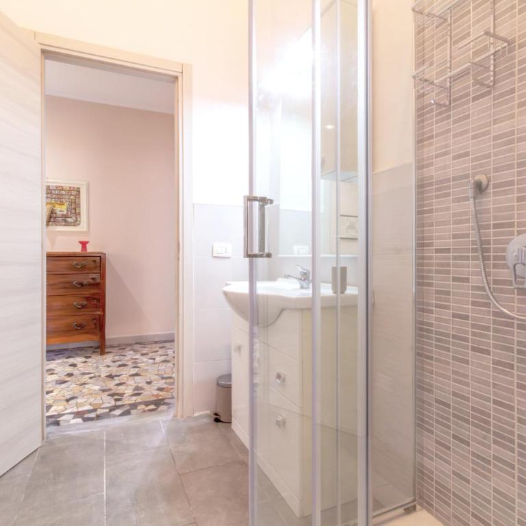 Domus Mazzini Pisa Centro - 6 Ospiti, 2 Bagni, 3 Camere, Patio Privato - 5 minuti dalla Stazione Treni - Appartamento con 3 Camere da Letto - 33