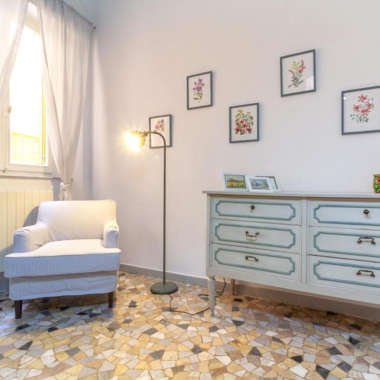 Domus Mazzini Pisa Centro - 6 Ospiti, 2 Bagni, 3 Camere, Patio Privato - 5 minuti dalla Stazione Treni - Appartamento con 3 Camere da Letto - 30