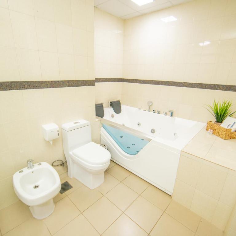 Howard Johnson Ciudad del Este - Deluxe Suite with Spa Bath - 8