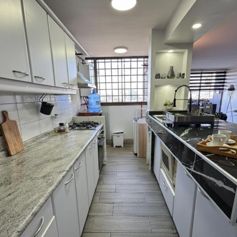 Amplio departo con magníficas vistas y total conectividad - Three-Bedroom Apartment - 10