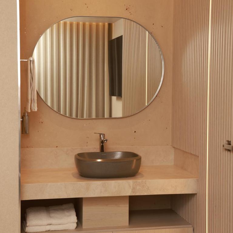 VPV Suites & Casino - King Suite with Balcony - 8