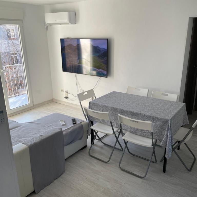 Piso trabajo Rocafort 2 - Three-Bedroom Apartment - 1