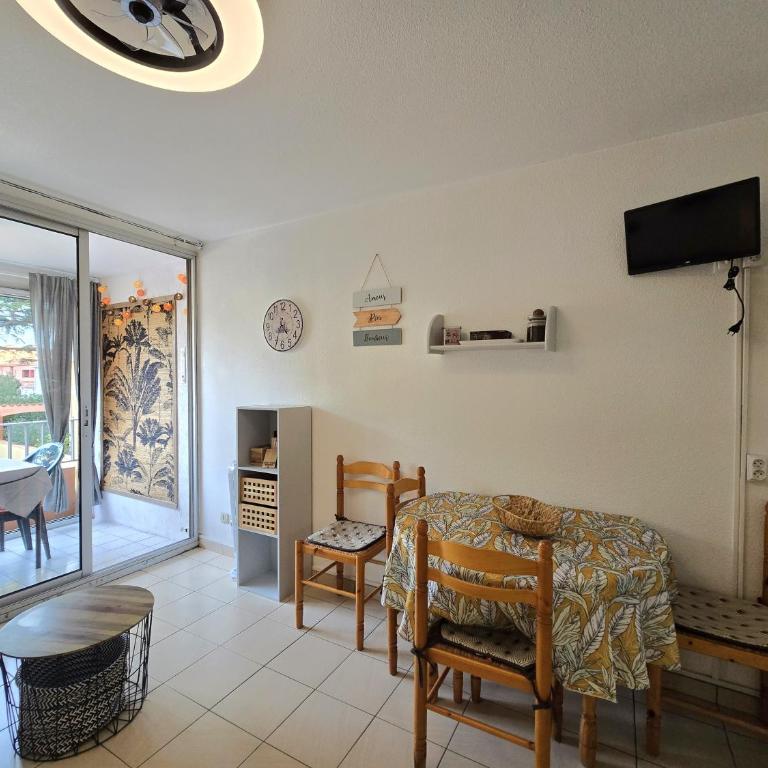 joli studio cabine 4 personnes à 300 m de la plage - Apartment mit 1 Schlafzimmer - 4