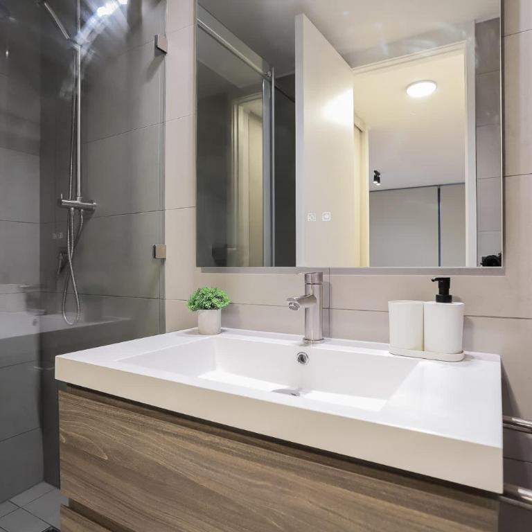 Comfort & Style 2BR Las Condes Apt perfect for 5 - Apartment - 9