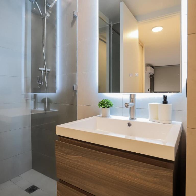 Comfort & Style 2BR Las Condes Apt perfect for 5 - Apartment - 21