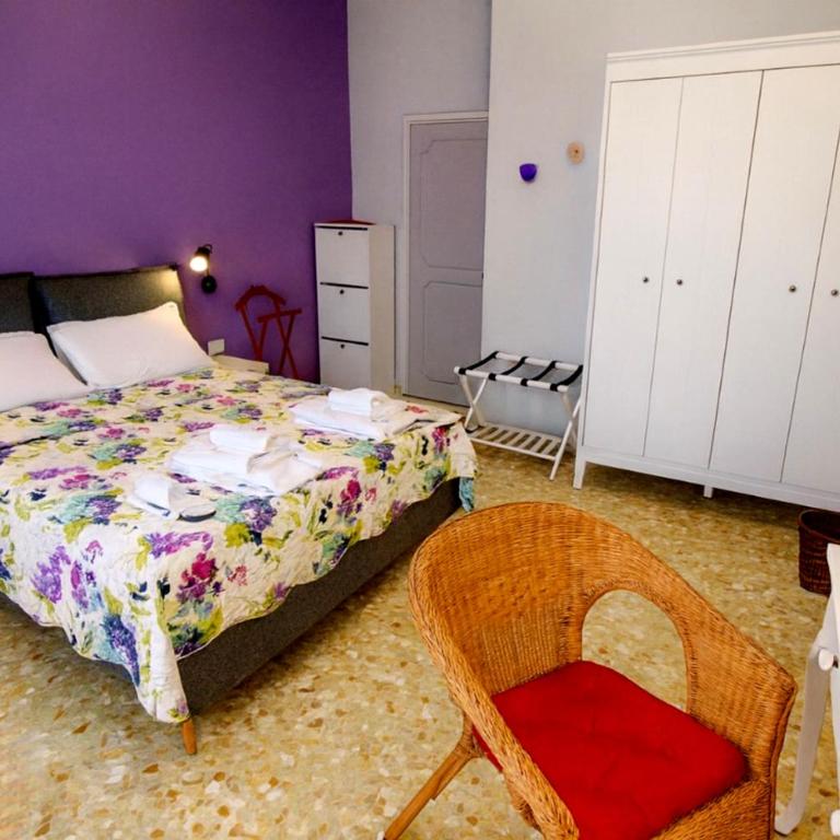 Camera Viola in zona tranquilla - Madame Fannj - Camera Matrimoniale con Bagno Privato - 5