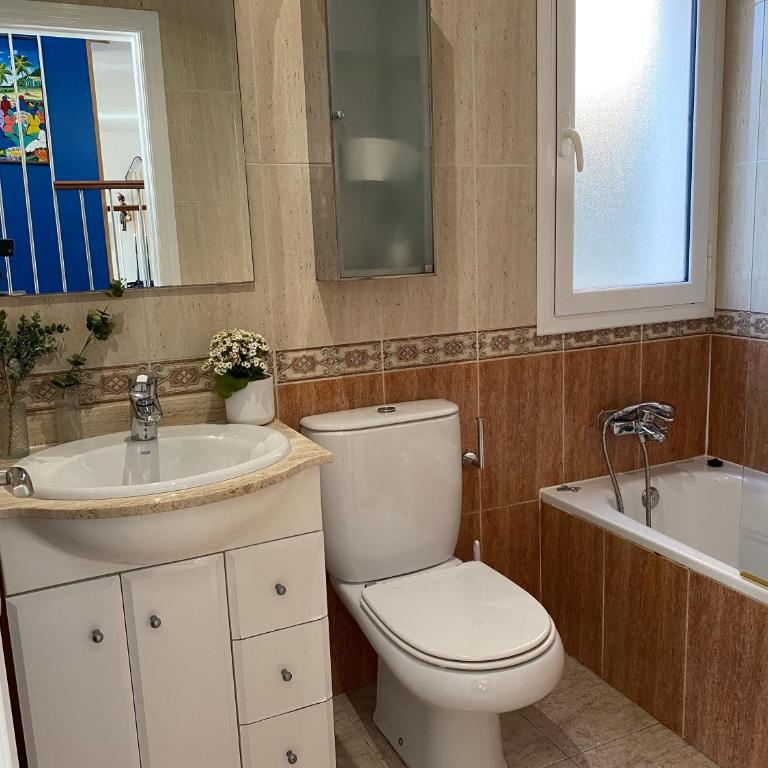 Villa Med A 2 kilometros andando de la playa, del puerto de Aguadoç y a 4 del centro de Sitges Muy Soleada todo el dia Capacidad superior a 16 personas NO REQUIERE COCHE - Villa con vistas al mar - 26
