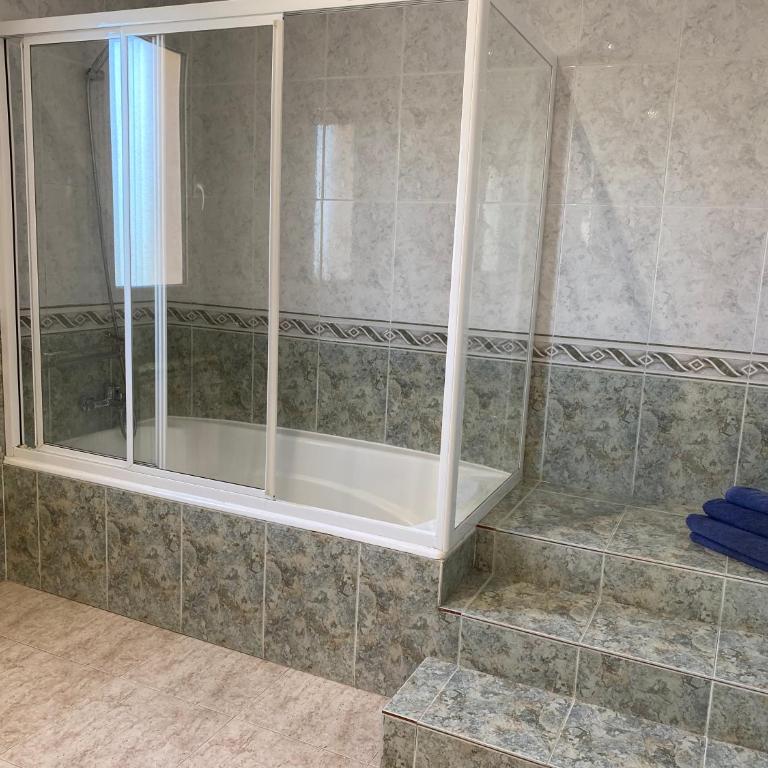 Villa Med A 2 kilometros andando de la playa, del puerto de Aguadoç y a 4 del centro de Sitges Muy Soleada todo el dia Capacidad superior a 16 personas NO REQUIERE COCHE - Villa con vistas al mar - 35